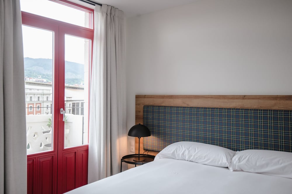 ROOM, DOUBLE BED