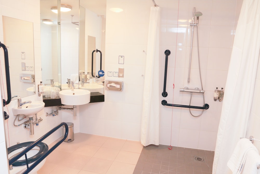 Holiday Inn Express London Heathrow T5 20/70