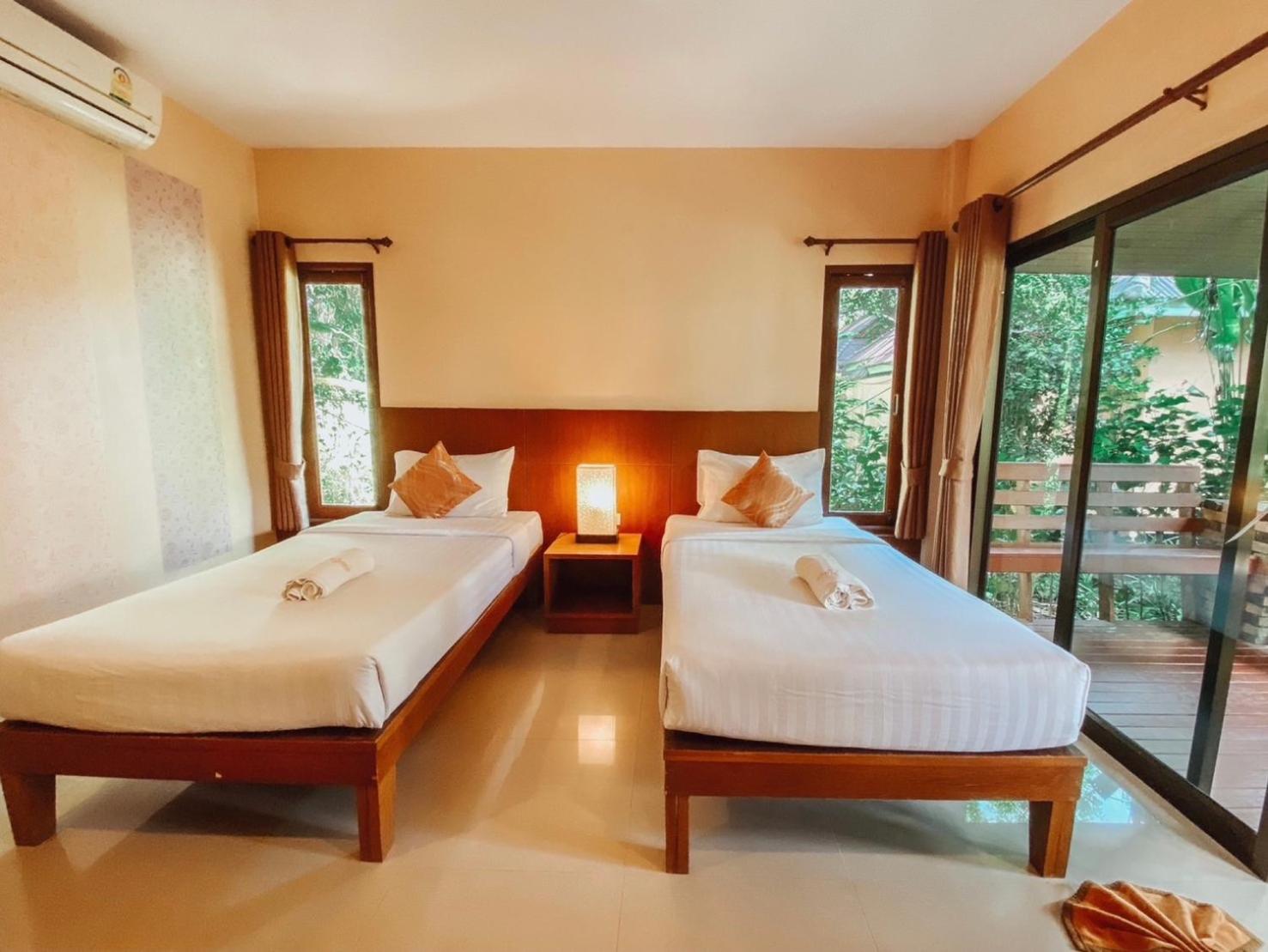 Room, Double or Twin Bed, Pool Side