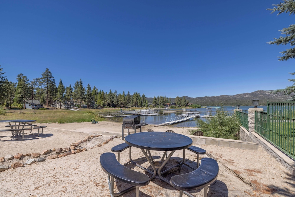 Big Bear Lakefront Lodge 26/50