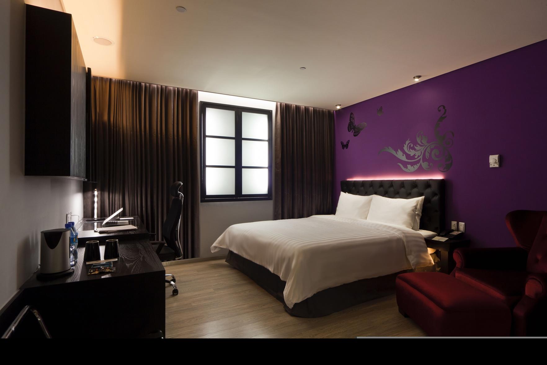 Comfort, Queen Bed, No Window