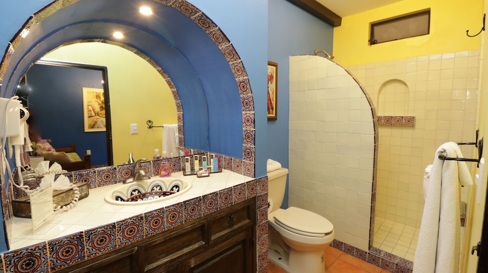 Casa Mia Suites 70/72