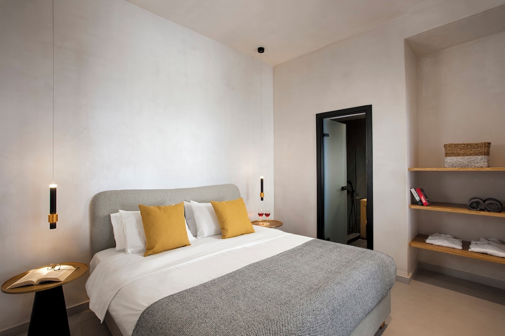 Deluxe, Suite, King Bed, Caldera and Sea View, Sofa, Private Pool