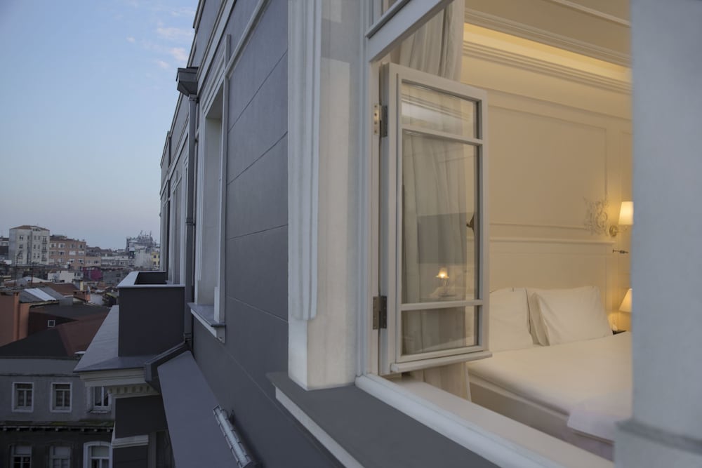 Corinne Hotel 9/50