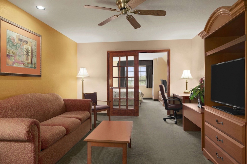 Days Inn & Suites by Wyndham San Antonio North/Stone Oak 39/63