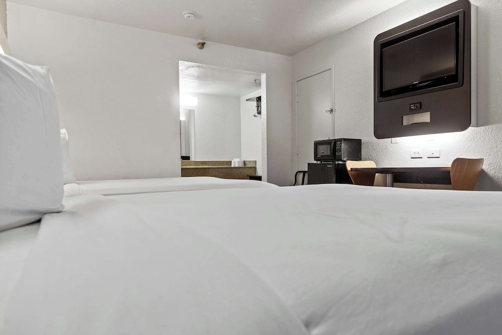 Deluxe, 2 Queen Beds, Motel6 San Luis Obispo, CA - South 2/3