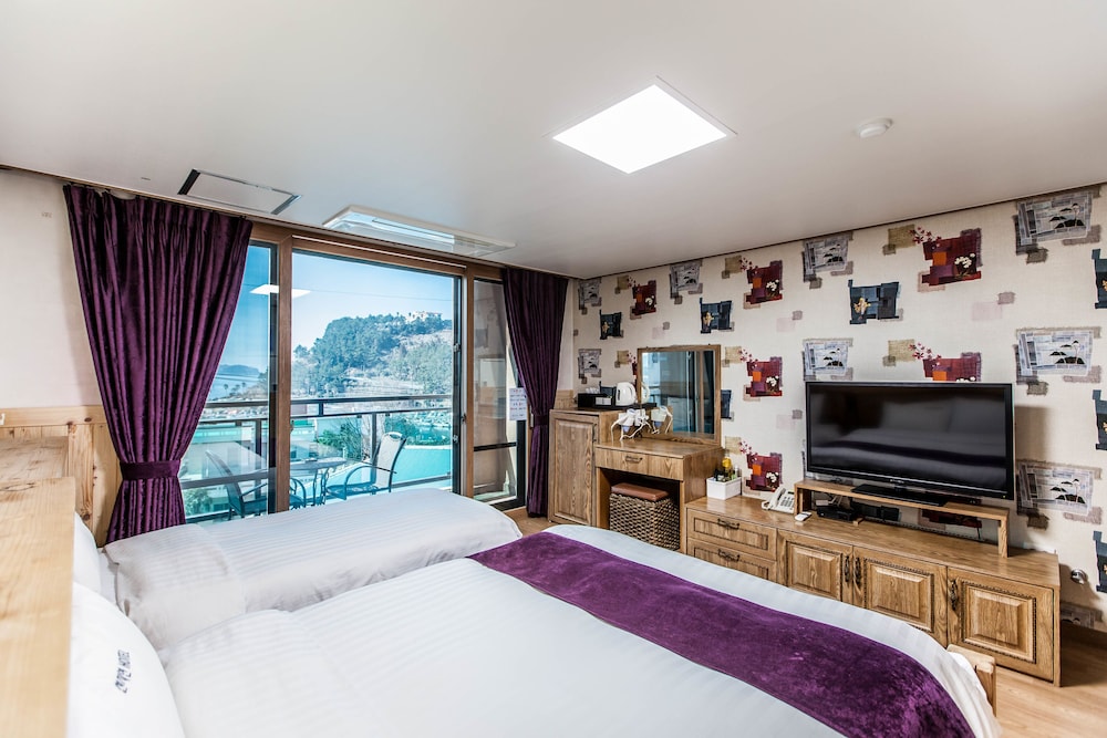 Cheonjiyeon Hotel 15/50