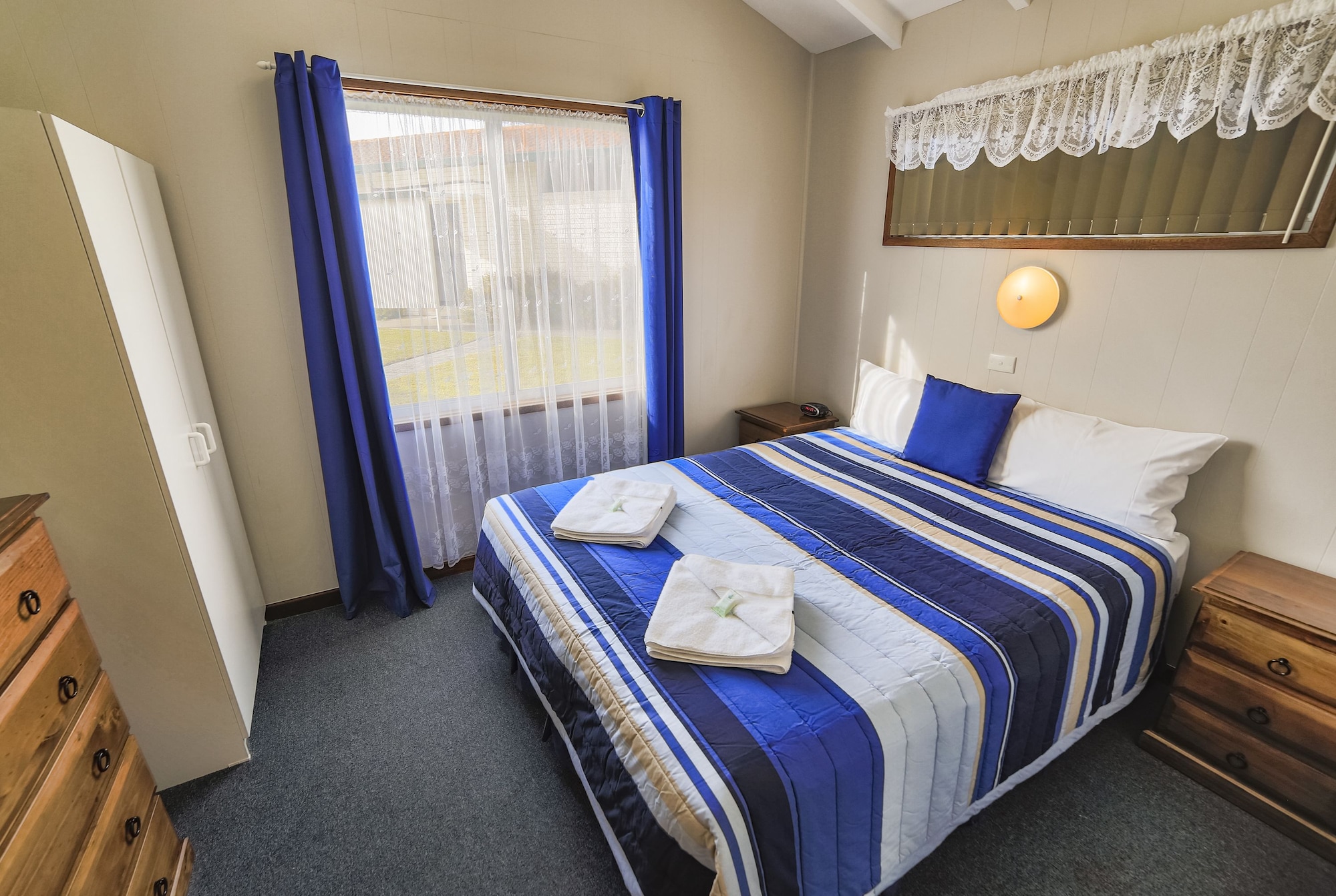 Chalet, 1 Queen and 2 Bunk Beds, Queen Bed