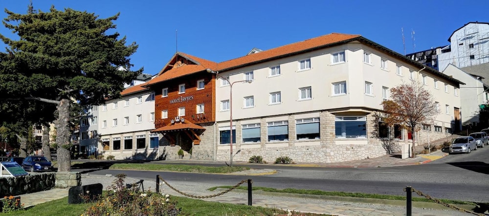 Tres Reyes Hotel 49/50