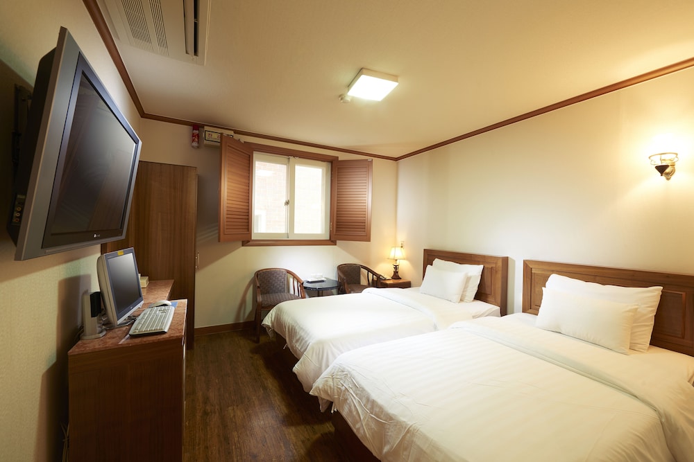 Noble Hotel 12/36