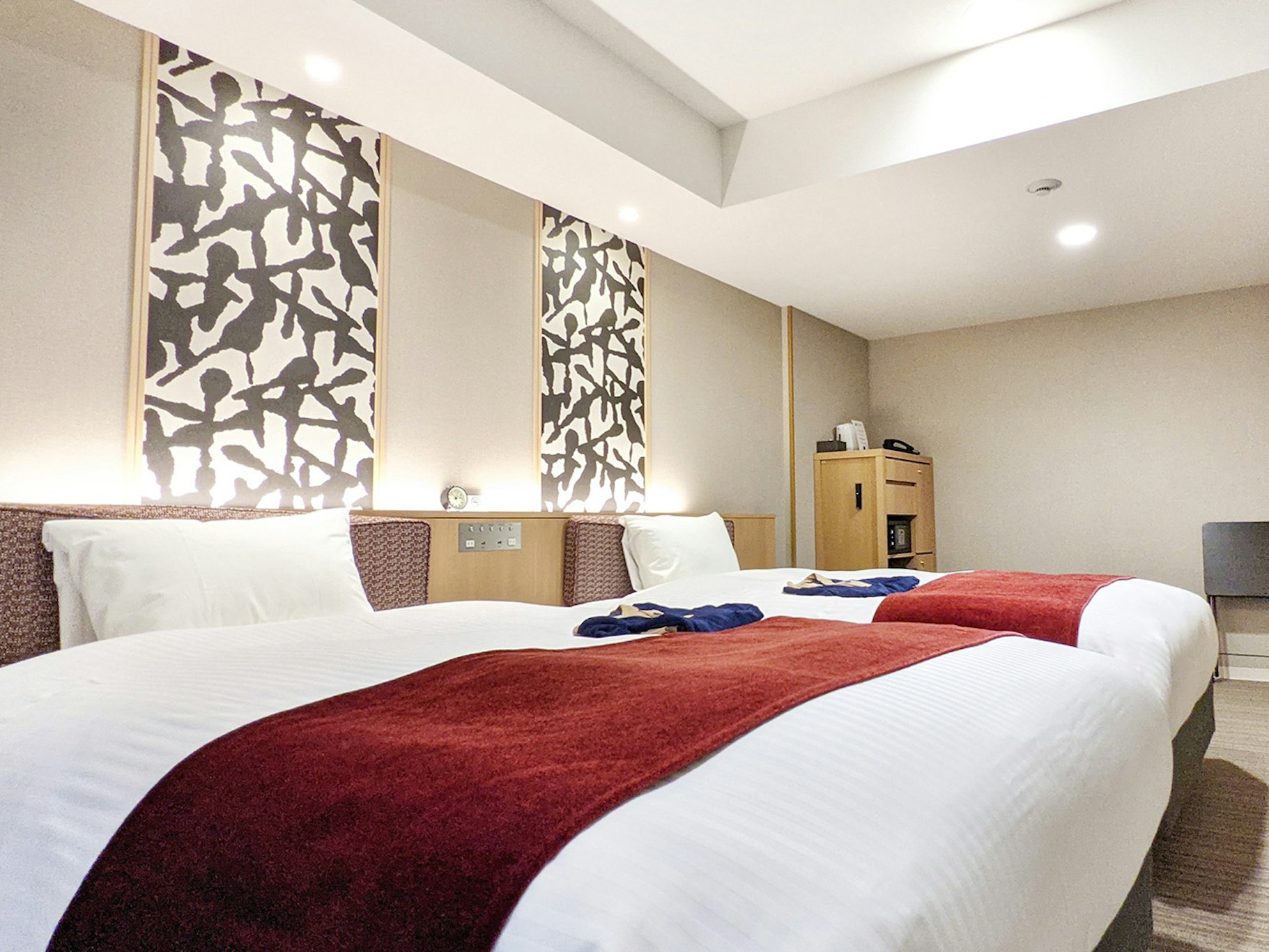 Universal, Twin Beds