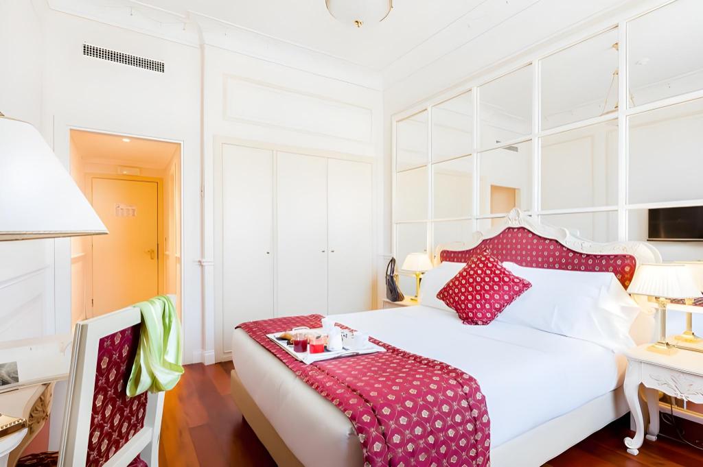 غرفة قياسية بسرير كوين، Radisson Blu Ghr Hotel Rome 6/10