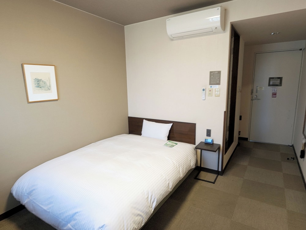 ROOM, SINGLE, ELECTRONIC CIGARETTE ONLY