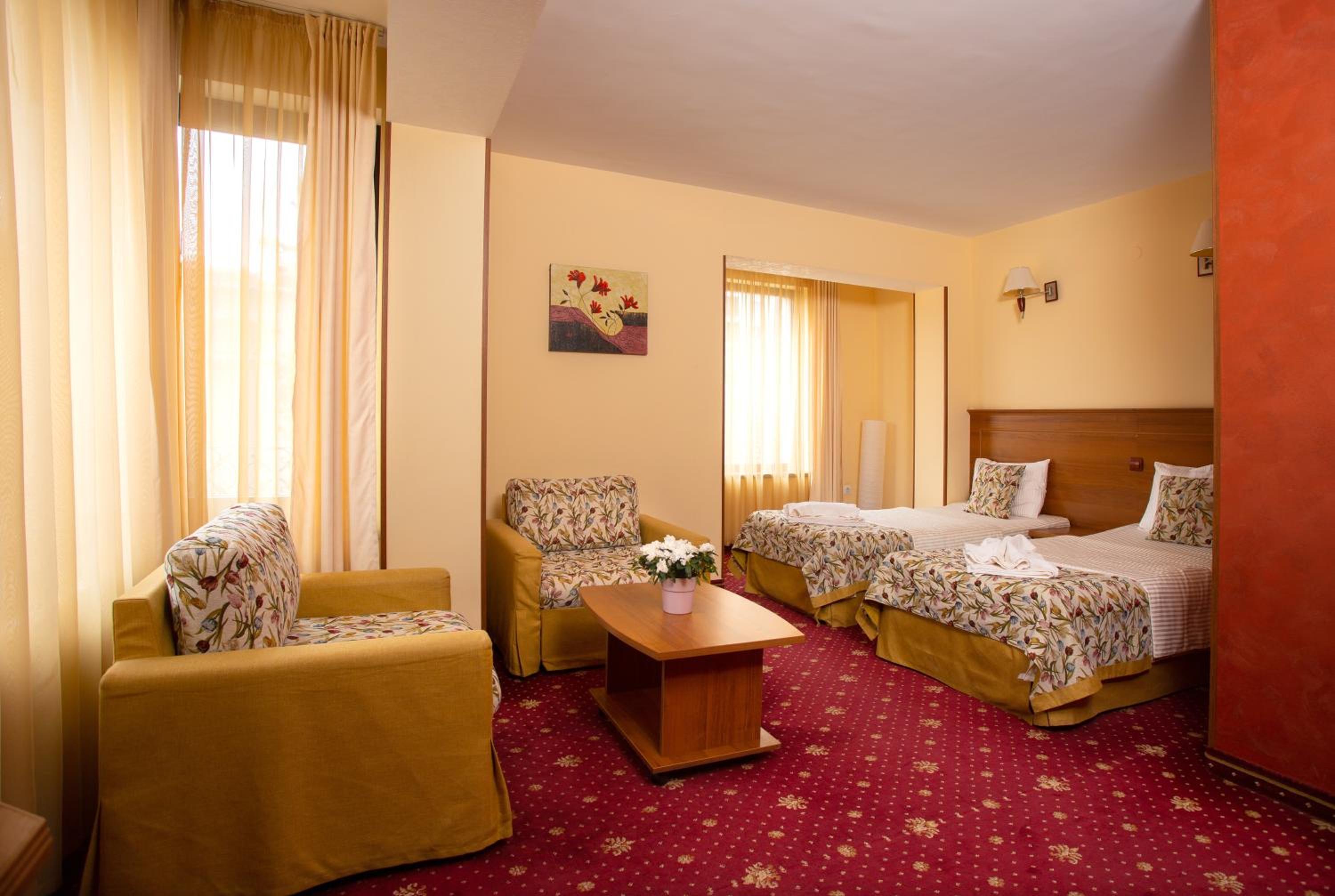 Contessa Hotel 15/45