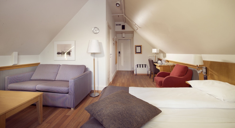 Home Hotel With 8/35