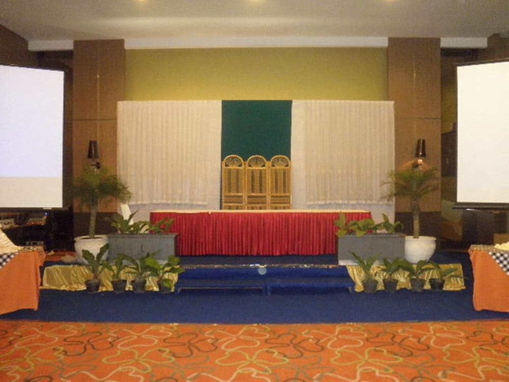 The Oxalis Regency Hotel Magelang 10/46