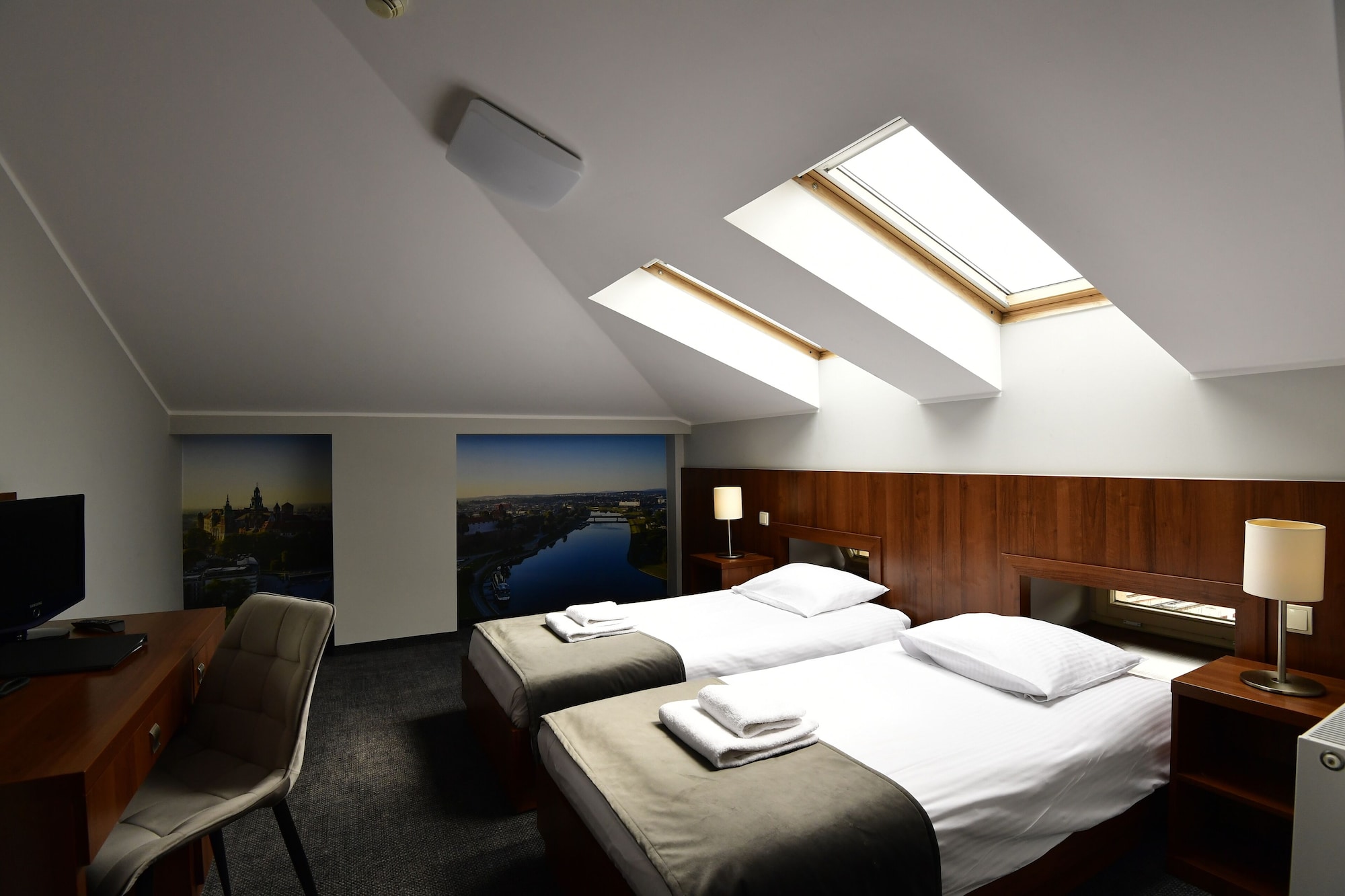 ECONOMY, TWIN BEDS