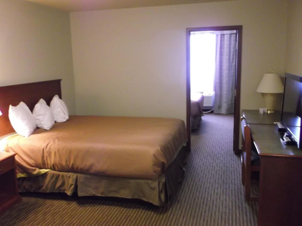 Foxwood Inn and Suites 16/38