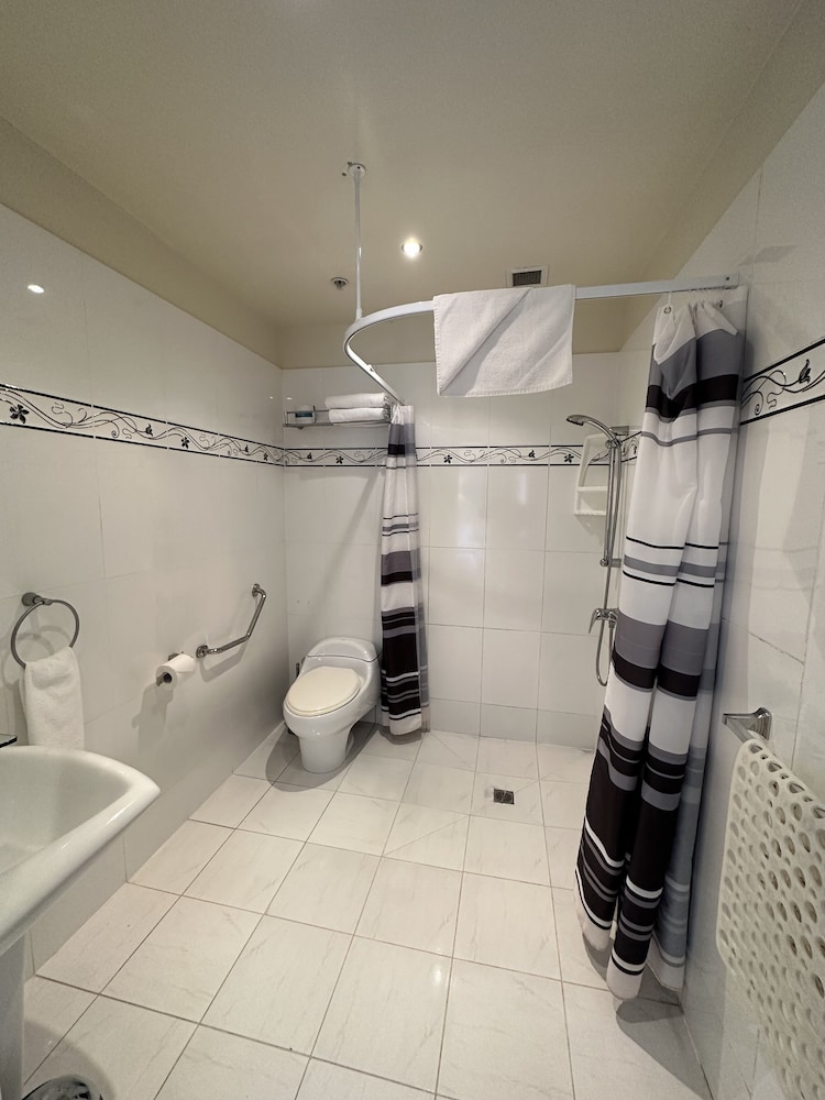 Trinity Hotel 50/50