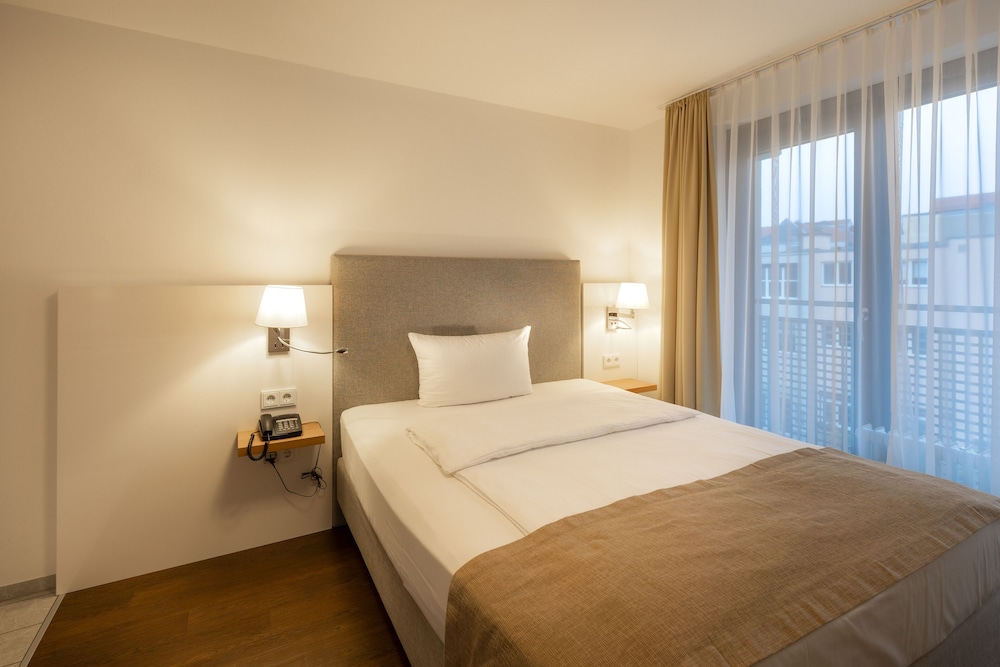 ROOM, SINGLE, QUEEN BED