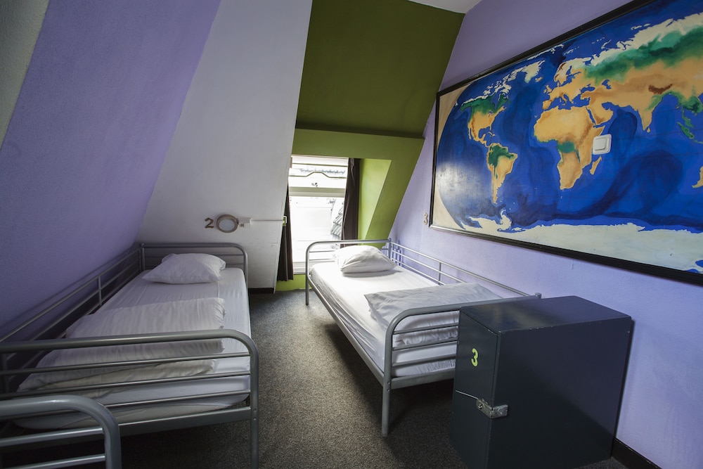 Mixed Dorm, 3 People, Shared Bathroom