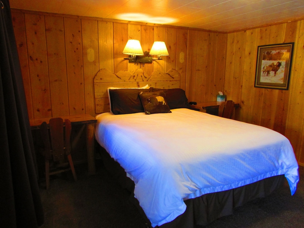 Chinook Winds Motel 17/76