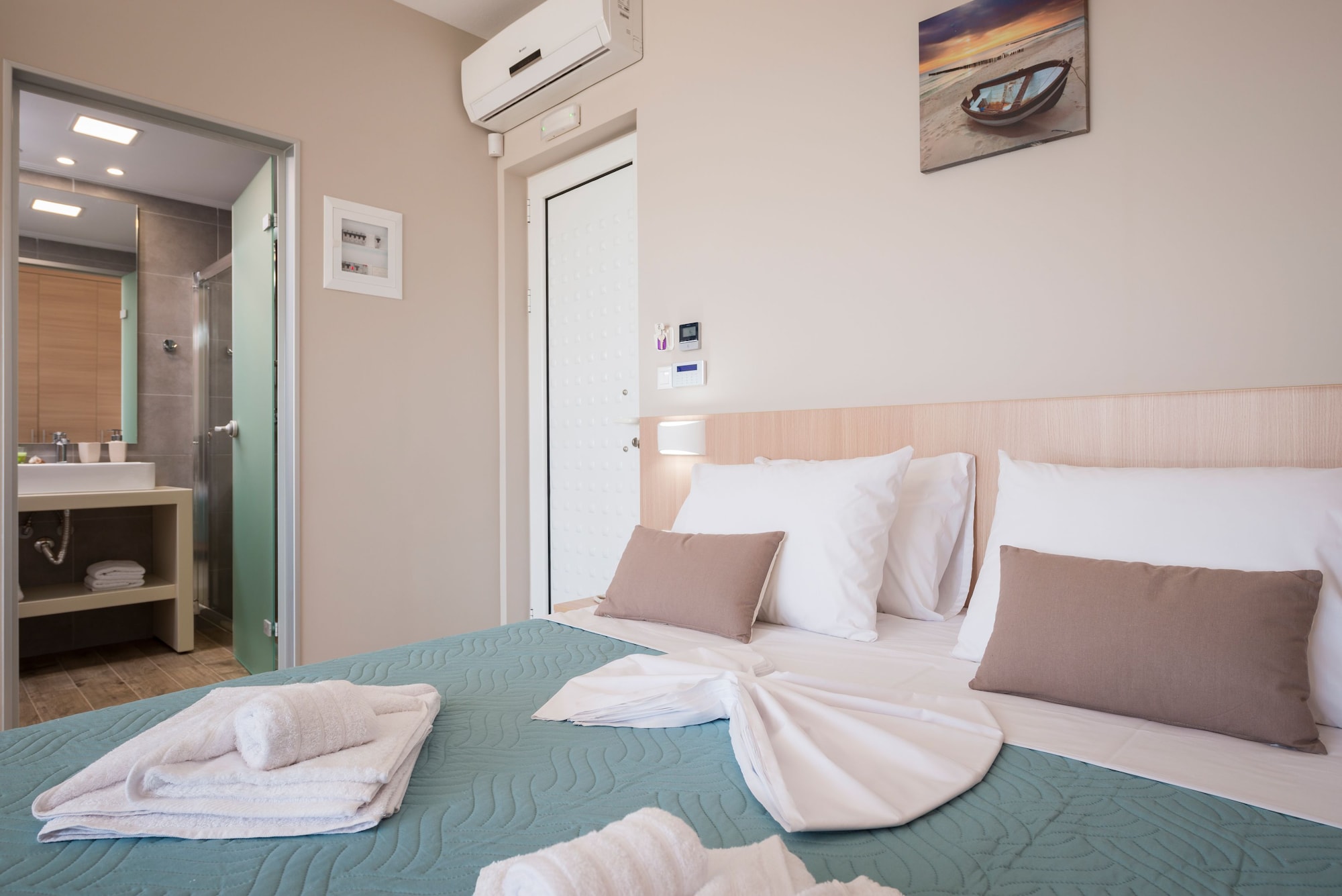 SUPERIOR, STUDIO, QUEEN BED, SEA VIEW, SOFA