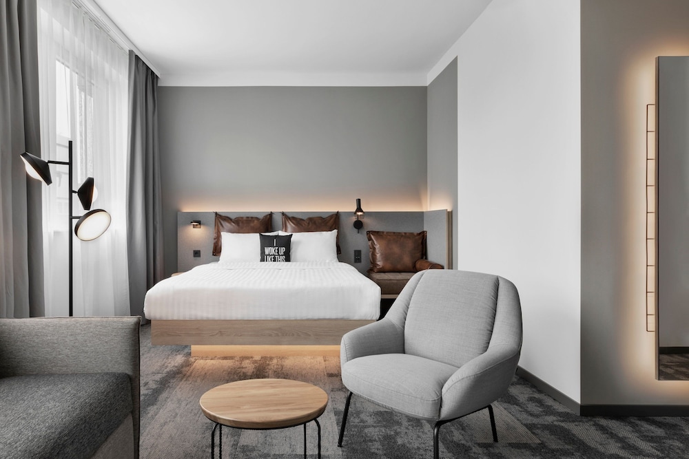 Moxy Duesseldorf City 7/50