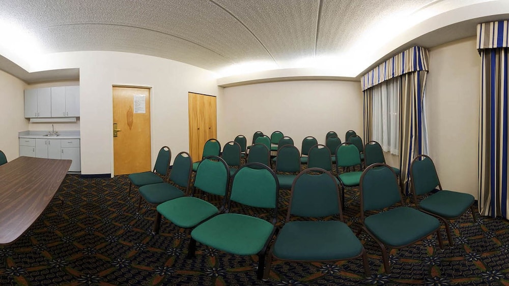 Holiday Inn Express Hotel Suites Lawrenceville 47/49