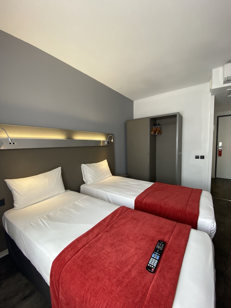 Hotel Les Domes - Perpignan Sud by Hosteletour 18/65