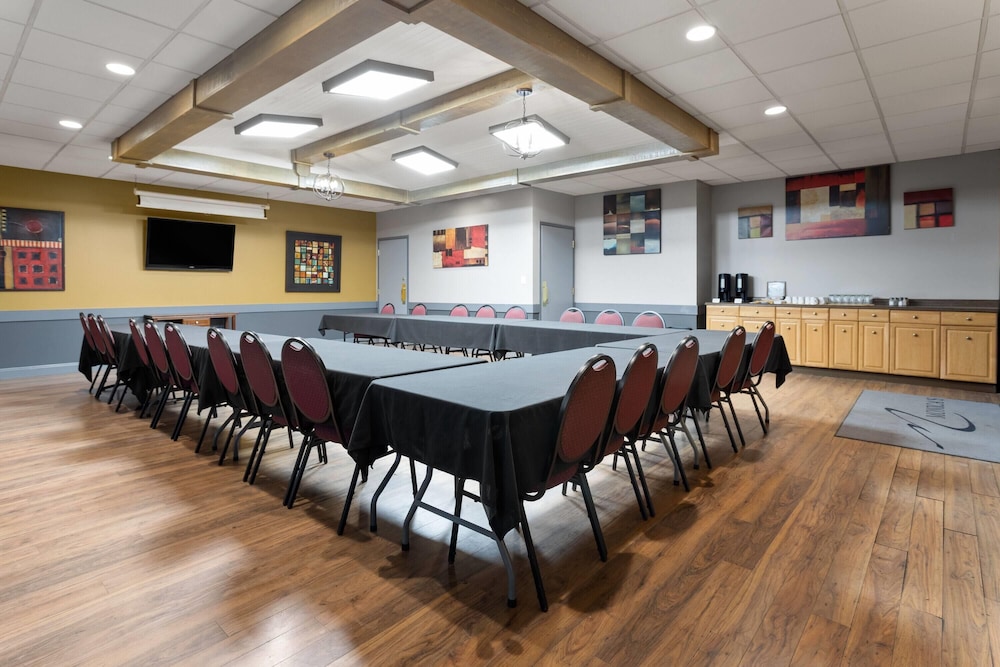 Travelodge by Wyndham Grande Prairie 38/46