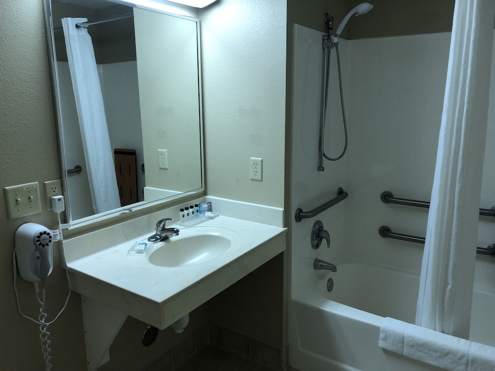 AmericInn by Wyndham Iron Mountain 21/51