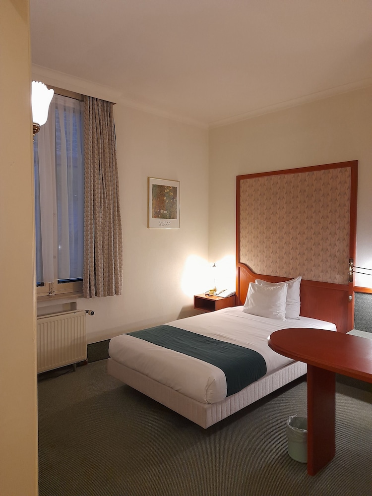 ROOM, SINGLE