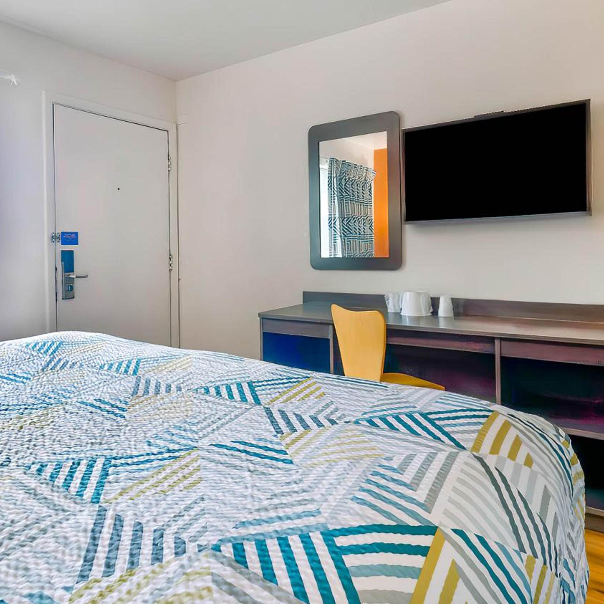 1 Queen Bed - Mobility Accessible Tub