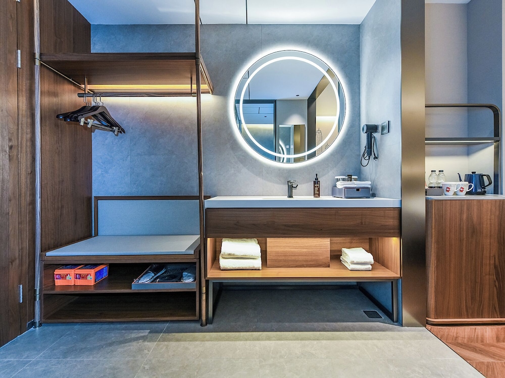 UrCove by Hyatt Chongqing Jiefangbei Hongyadong 50/50