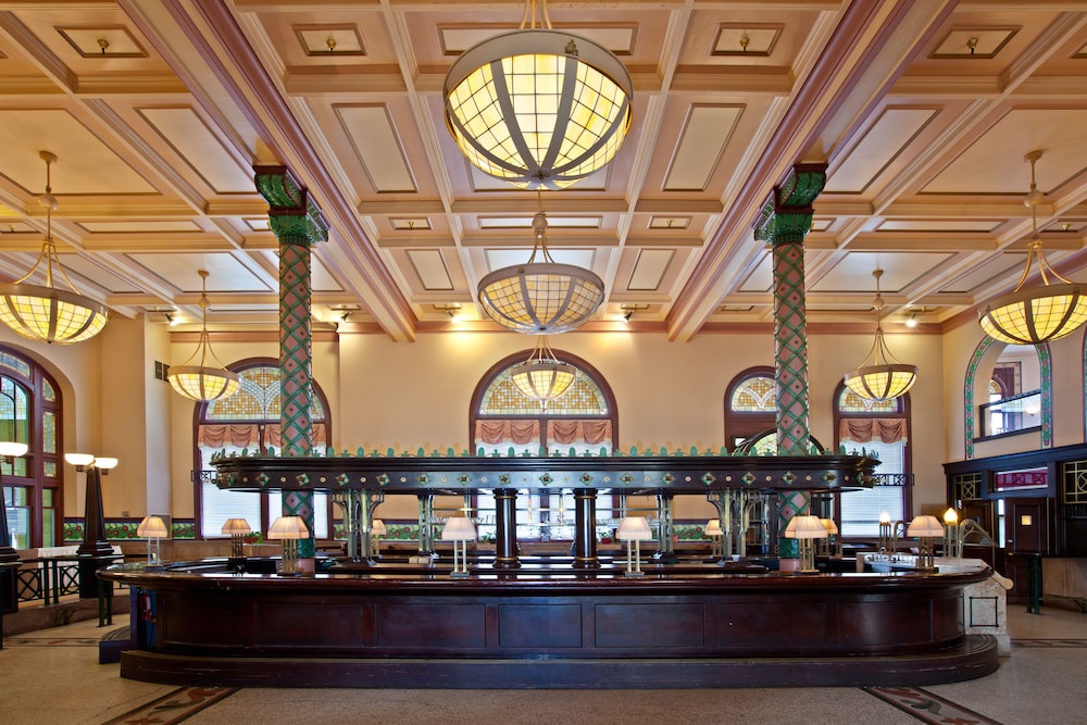 Crowne Plaza Indianapolis Downtown Union Station 65/81