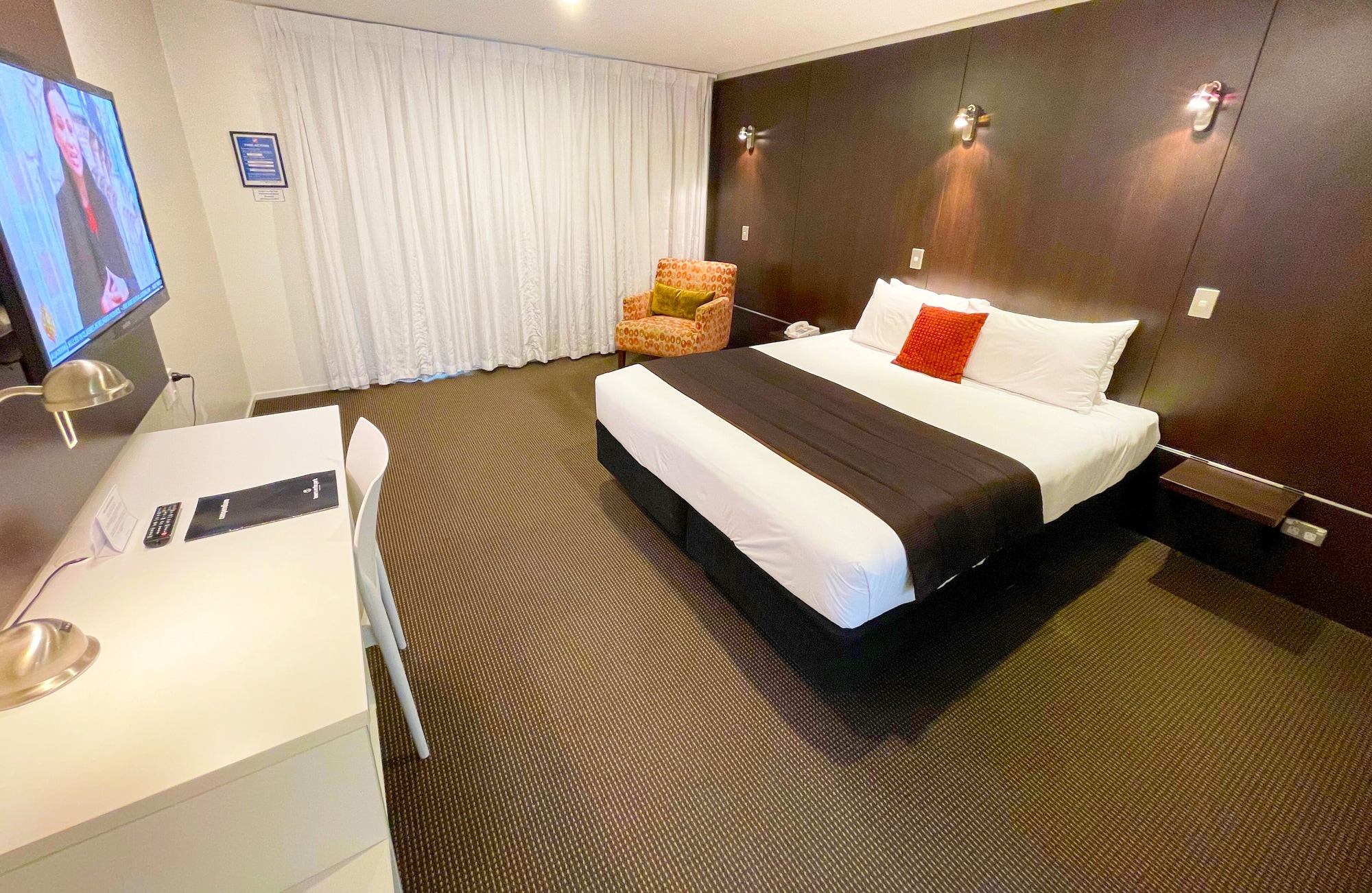 STUDIO, QUEEN BED, KITCHENETTE