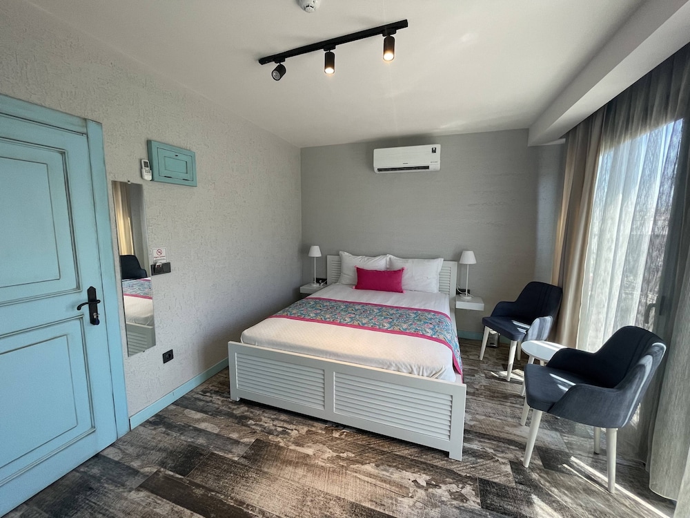 Karyanda, Queen Bed