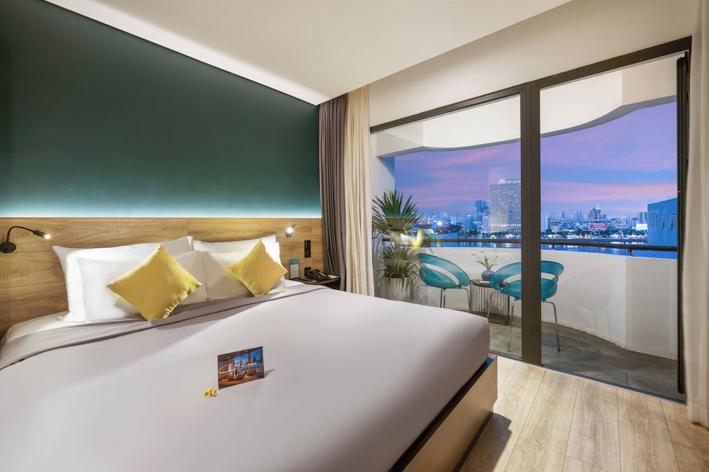 PREMIER, DOUBLE BED, PARTIAL RIVER VIEW, BALCONY