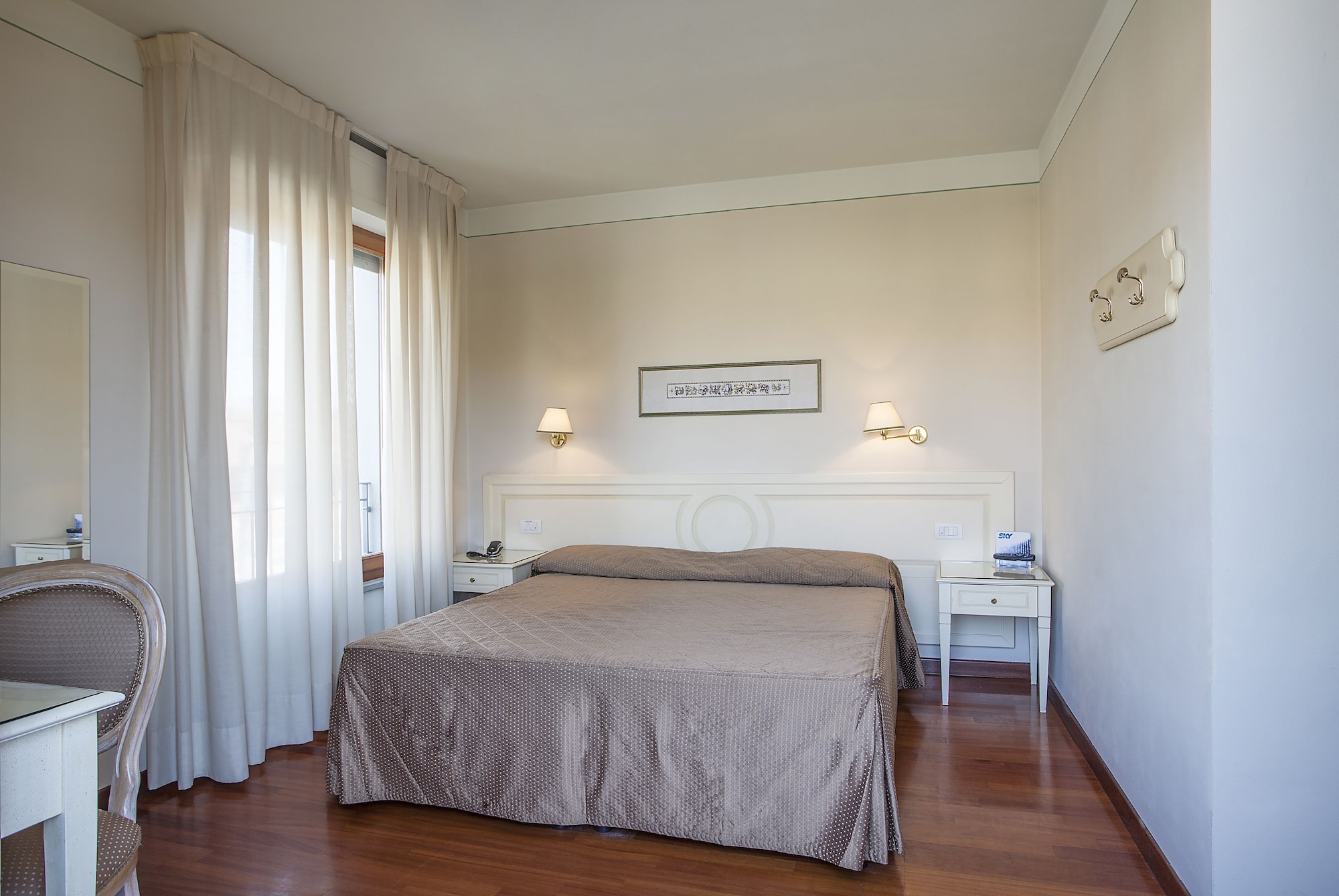 Standard, Queen Bed, Grand Hotel Bonanno 2/5