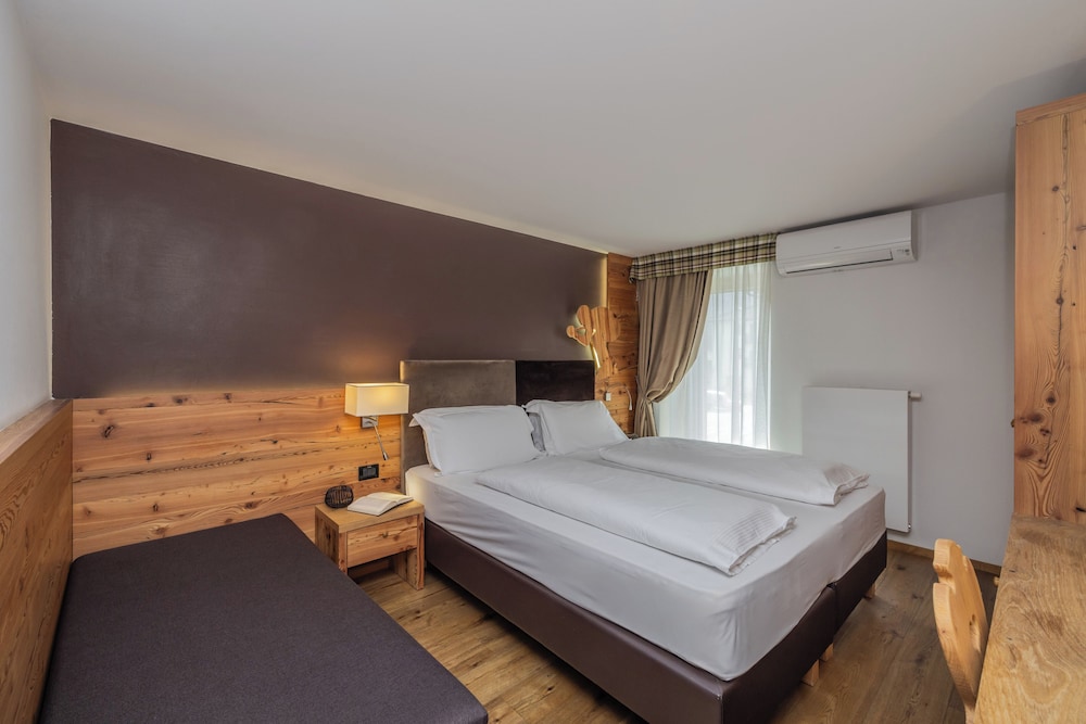 Pine, Mountain, 1 Double and 1 Single Bed