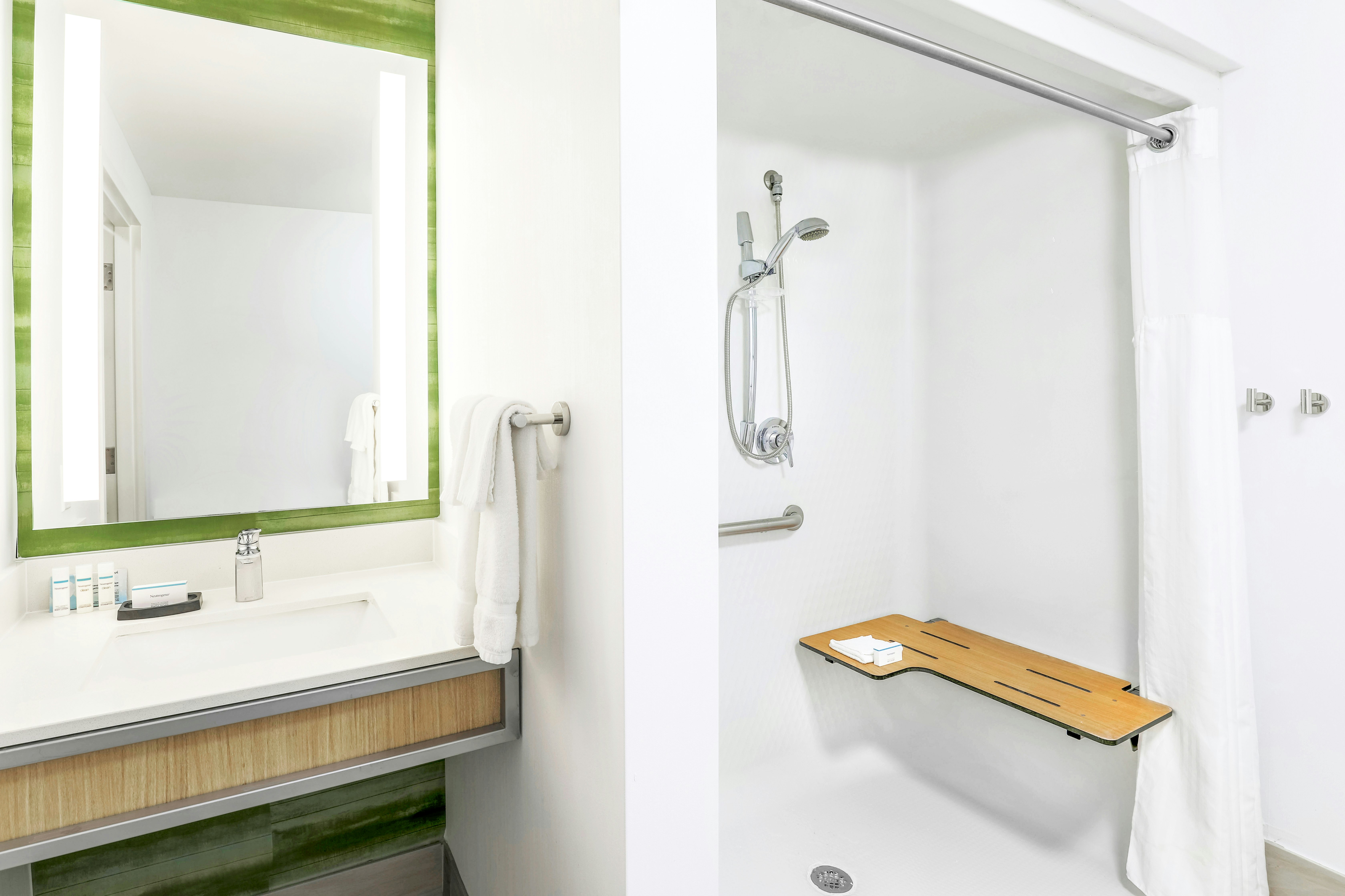 Suite, 2 Queen Beds, Accessible