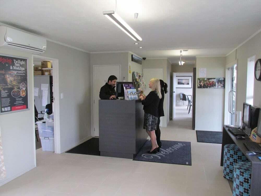 LAKE ROTORUA HOTEL 7/46