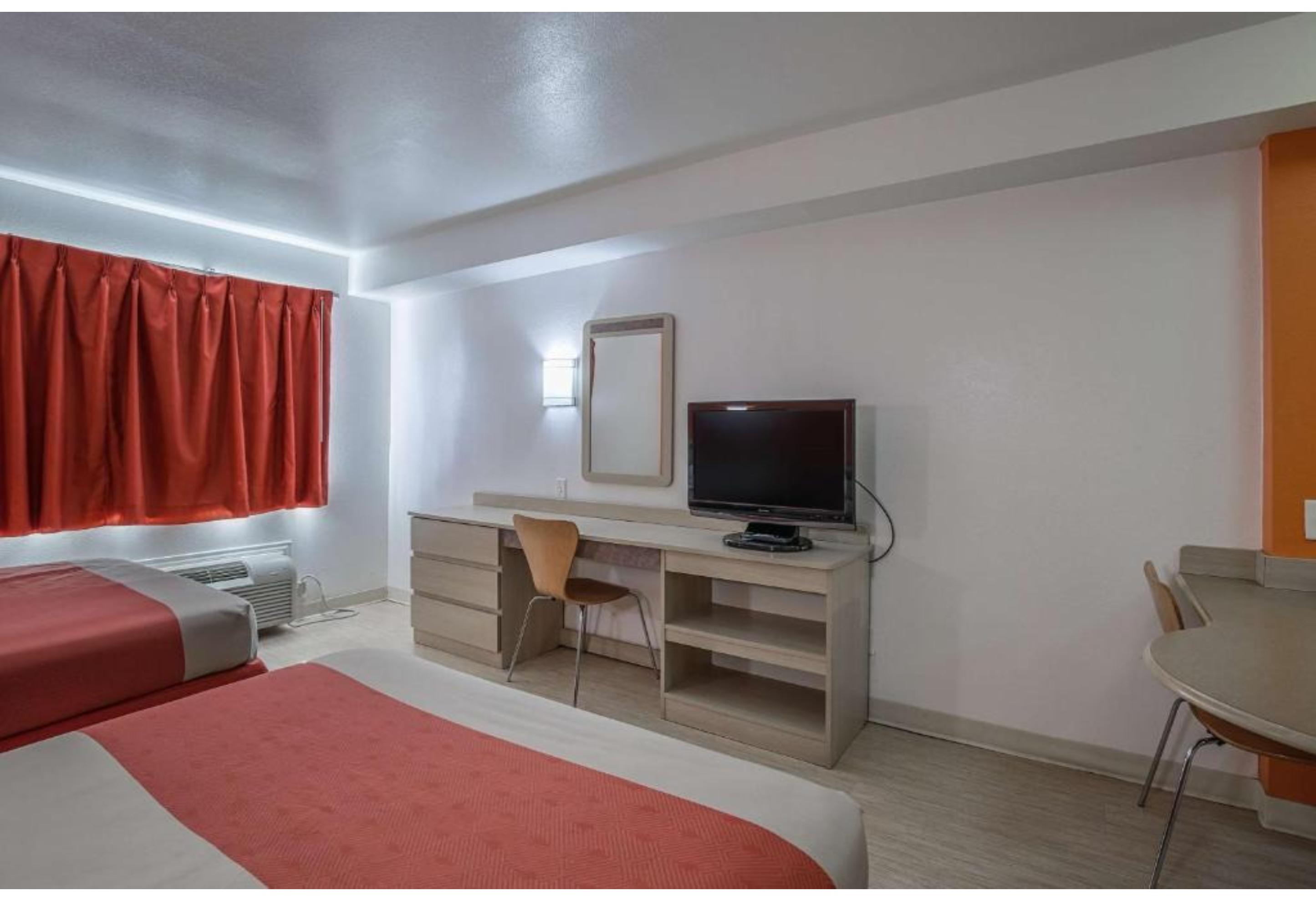 2 Queen Beds - Mobility Access Ri Shwr Nsmk، Motel6 Pasadena, TX 5/7