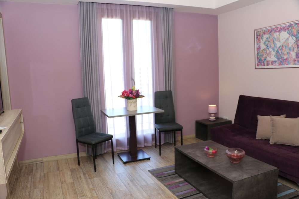 HOtello Guest Suites 20/28