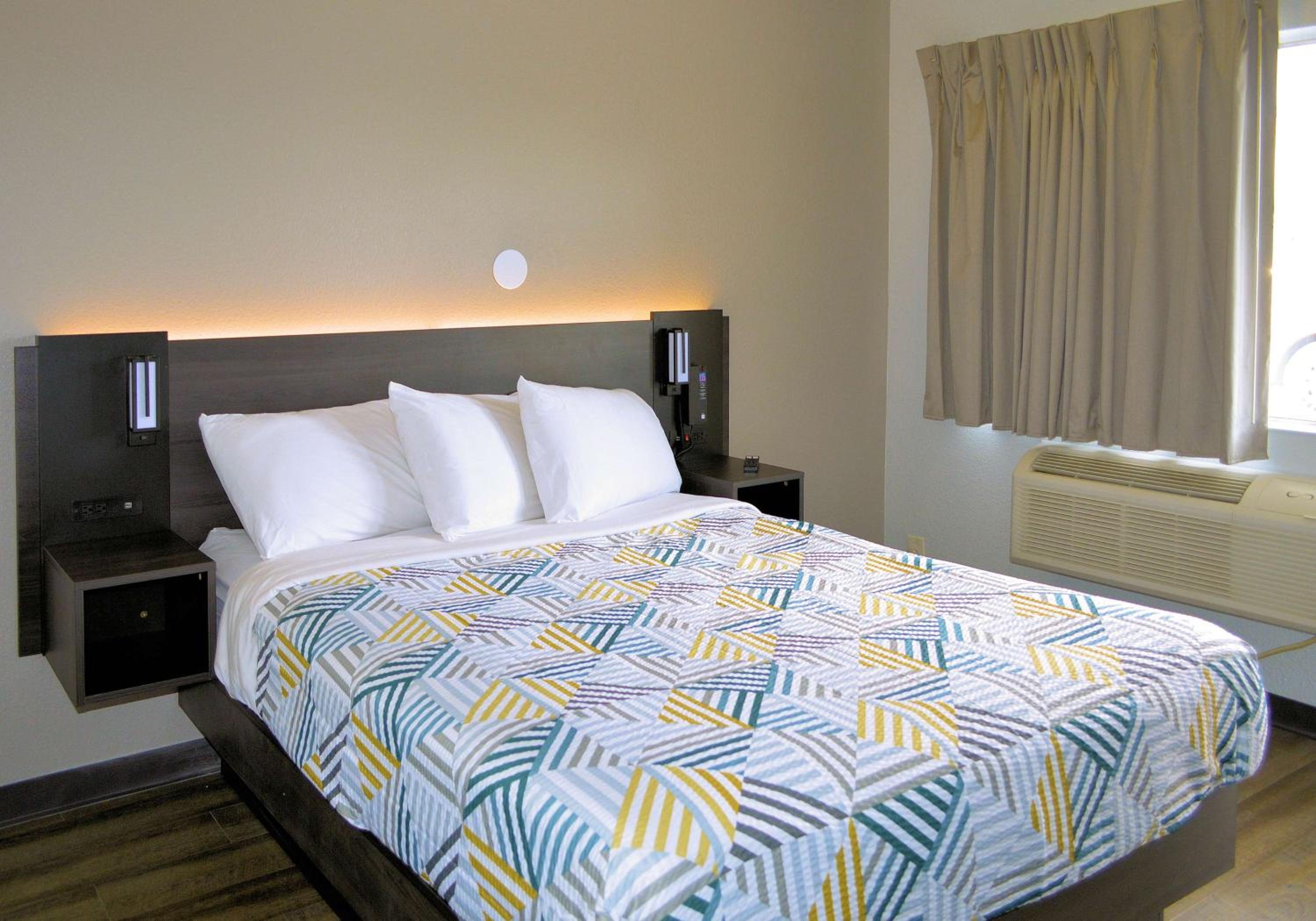 ROOM, QUEEN BED
