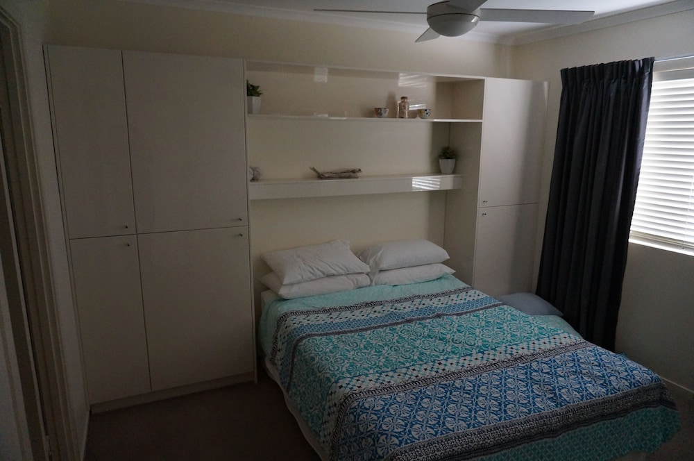 MOORINGS BEACH RESORT 19/77