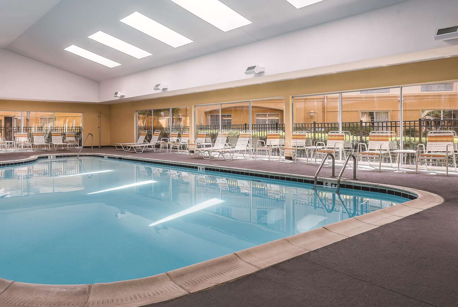 La Quinta Inn & Suites by Wyndham Univ Area Chapel Hill 53/67