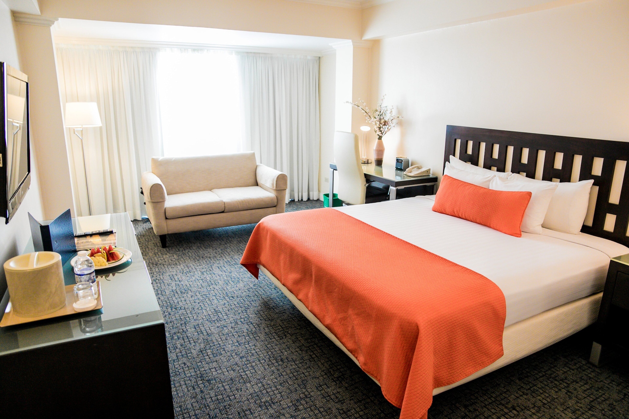 DELUXE, KING BED