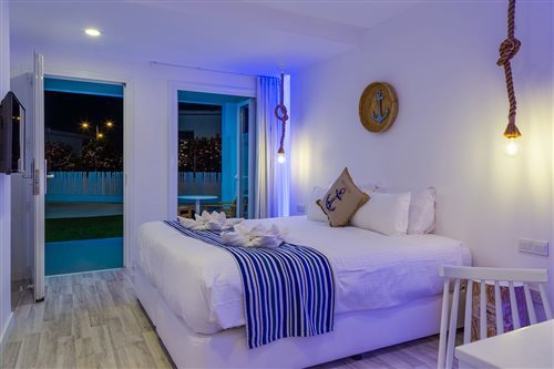 ROOM, DOUBLE BED